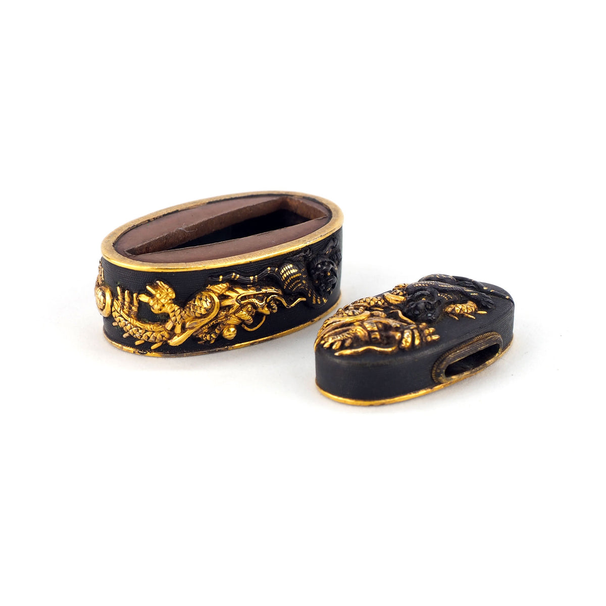 極上★小柄★三疋這龍図★赤銅魚子地★高彫金色絵★裏板金哺★時代武具⠀ 極上☆小柄☆三疋這龍図☆赤銅魚子地☆高彫金