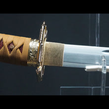 画像をギャラリービューアに読み込む, 朱呂塗鞘略太刀拵 金色唐草文総金具 太刀掛台付き