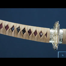 画像をギャラリービューアに読み込む, 朱呂塗鞘略太刀拵 金色唐草文総金具 太刀掛台付き