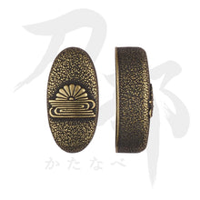 画像をギャラリービューアに読み込む, C-048-NBR9 真鍮地 菊水図鐺 正面
