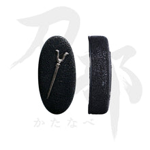 画像をギャラリービューアに読み込む, C-052-MBR3 真鍮地 的矢図鐺 正面
