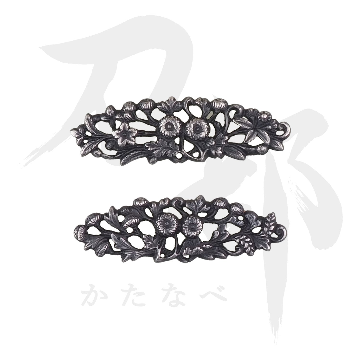 銀地 菊唐草図目貫｜現代物金具の販売 刀部 かたなべ – 刀部