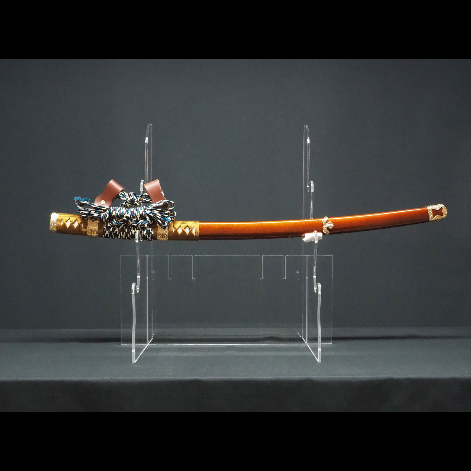 即納品】金梨地塗鞘略太刀拵 金色唐草文総金具 太刀掛台付き｜居合刀の